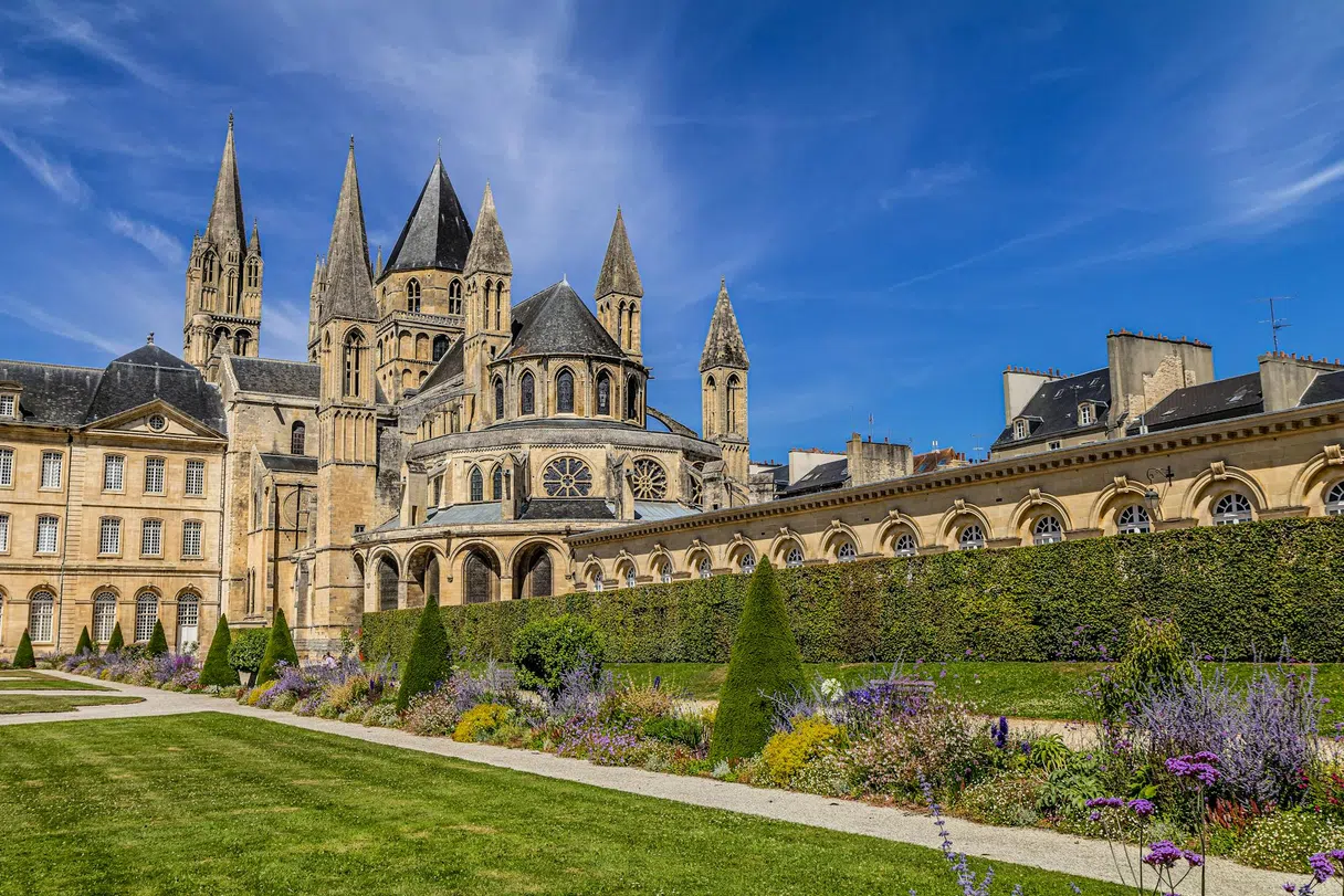 卡昂的男子修道院区域及城市背景