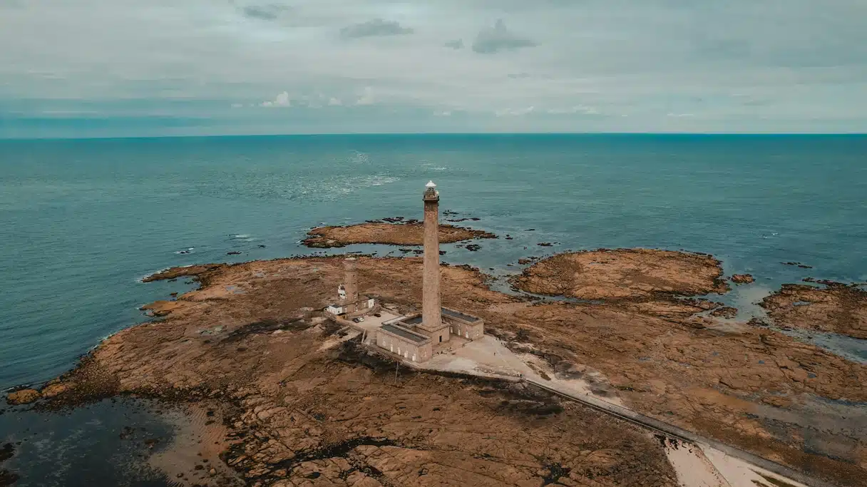Barfleur yakınlarındaki Cotentin sahilinde yer alan Gatteville Deniz Feneri'nin kuşbakışı görünümü