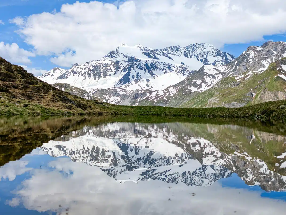 Fransız Alpleri’nde Pralognan-la-Vanoise yakınlarında bir dağ gölüne yansıyan karlı zirveler