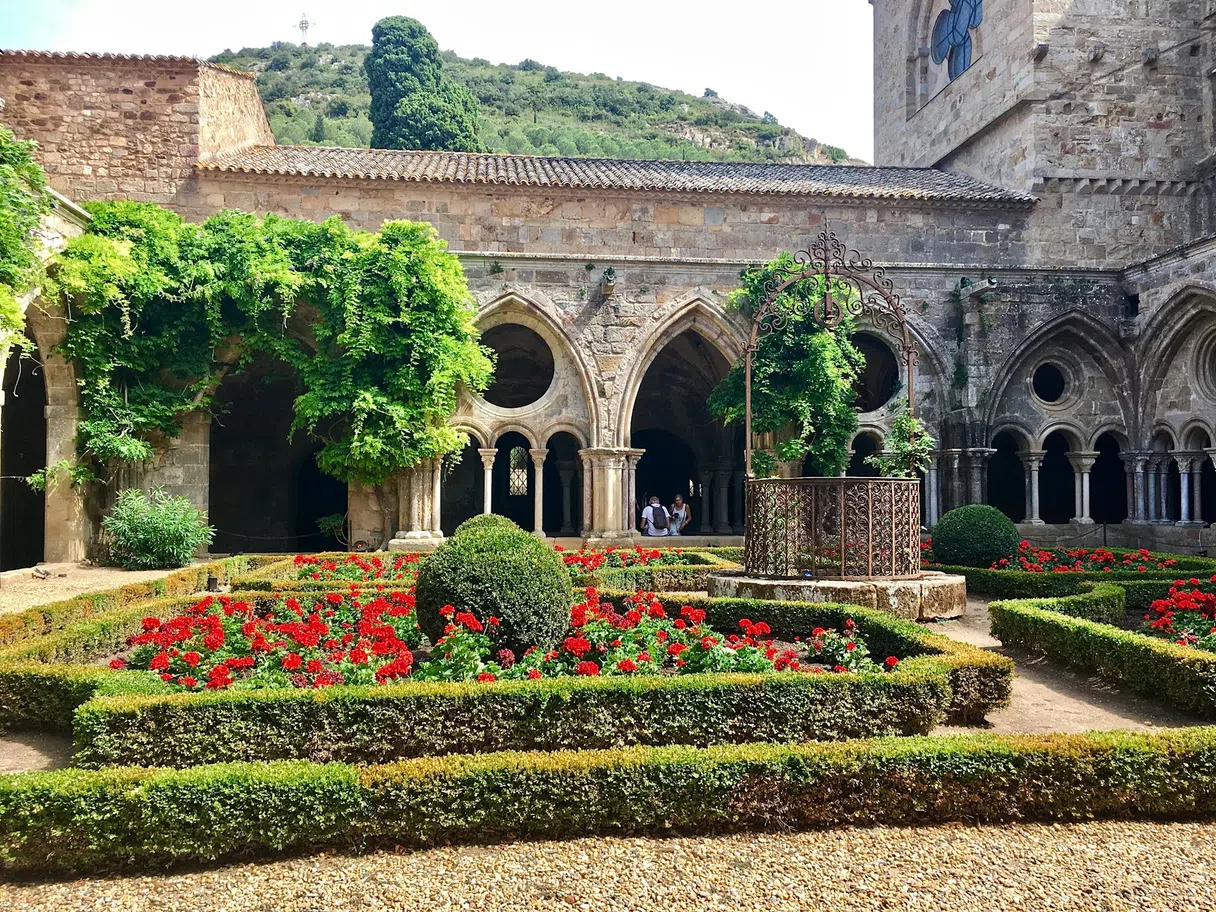 Le cloître et le jardin fleuri de l'Abbaye de Fontfroide