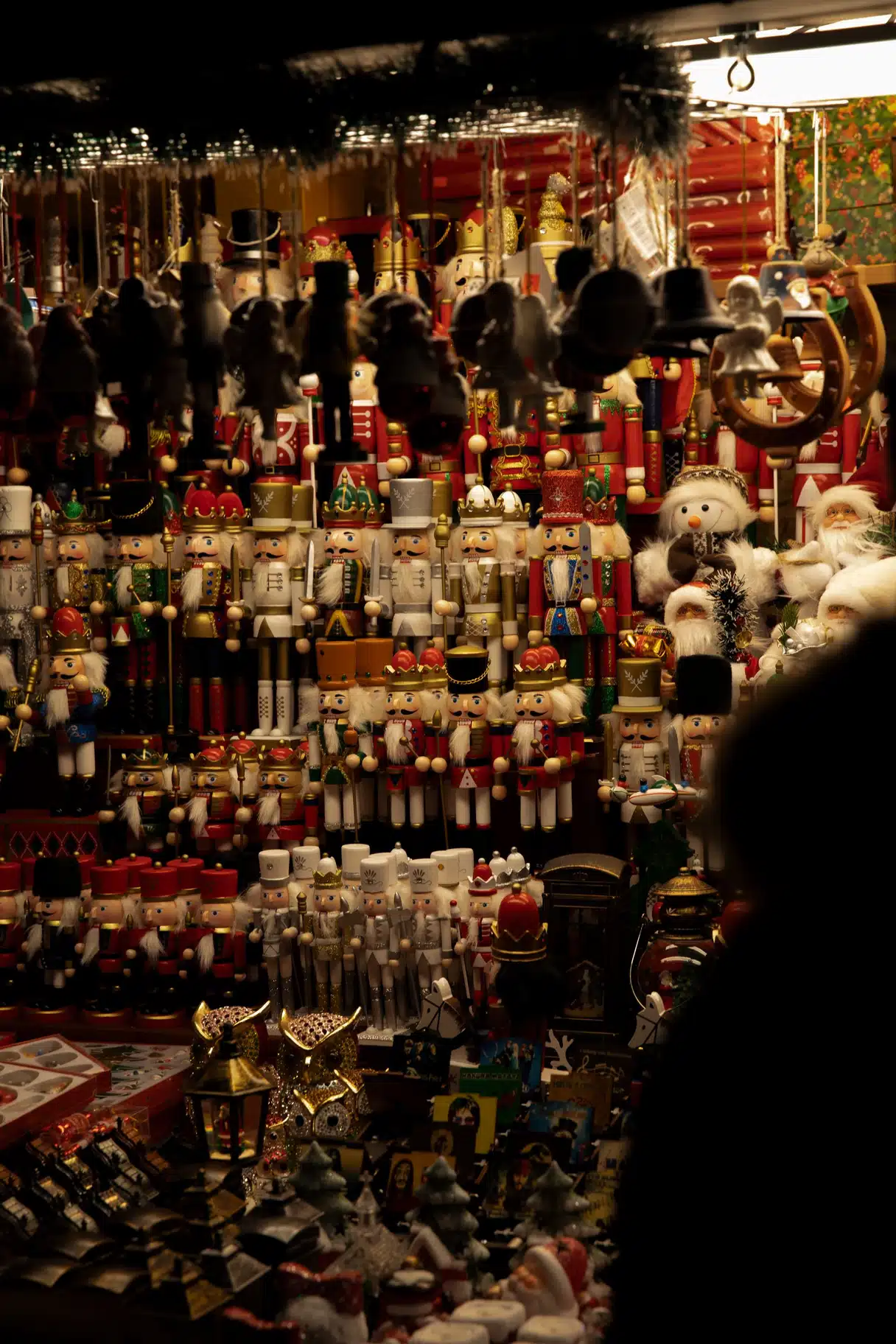 Alsace’ta tahta fındıkkıranlar ve Noel süsleriyle dolu bir Noel pazarı tezgâhı
