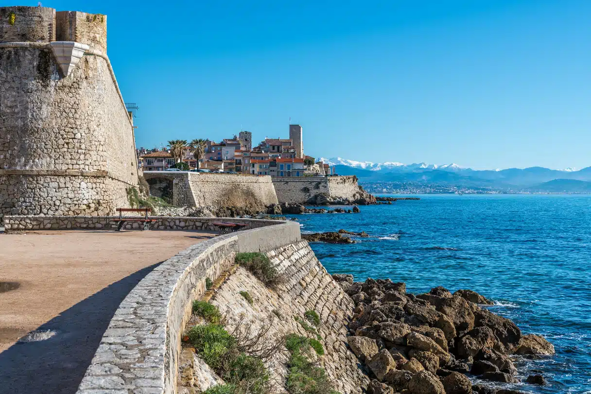 Antibes surları ve deniz manzarası