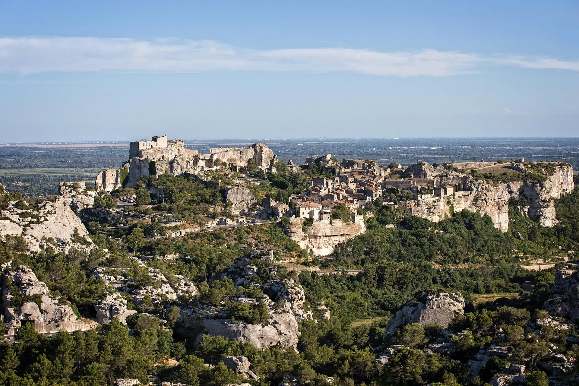 Les Baux-de-Provence tepedeki köyü ve kireçtaşı kayalıkları