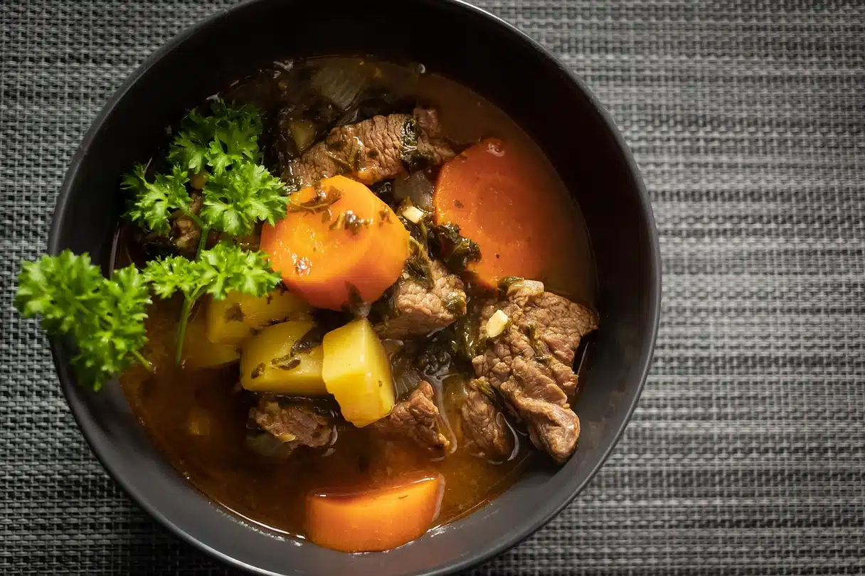 Bœuf bourguignon: kırmızı şarapta ağır pişmiş, yumuşacık etli Bourgogne yemeği (Fransız klasiği)