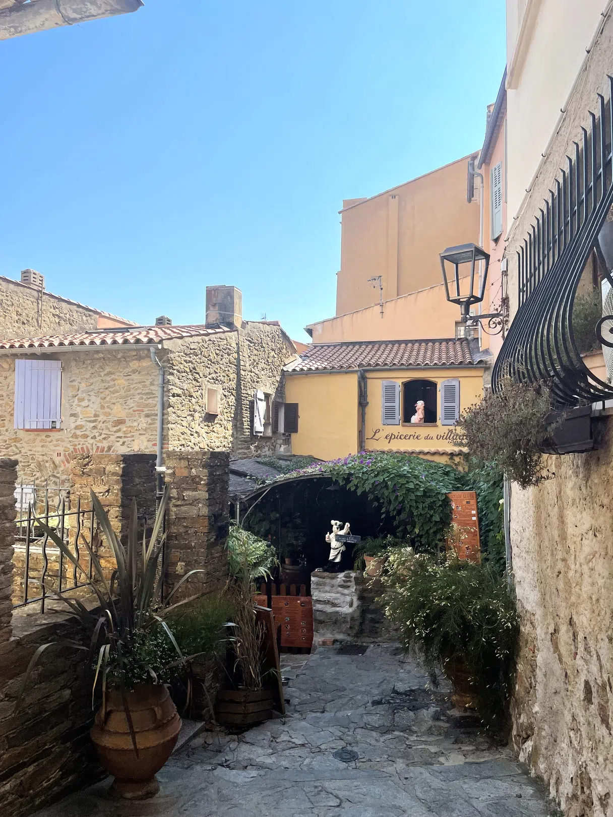 Rue de Bormes-les-Mimosas