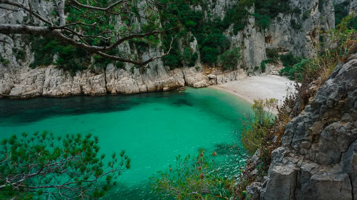 Calanque d'En Vau'da beyaz kireçtaşı kayalıkları arasındaki turkuaz sular