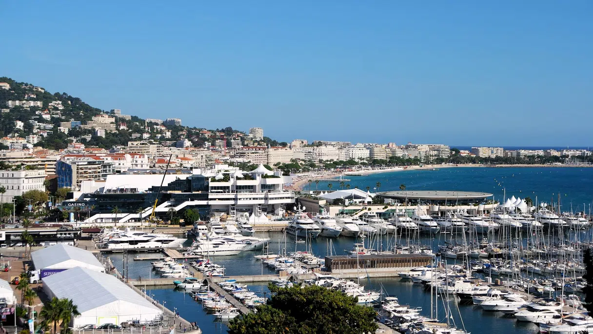 Le port et le front de mer à Cannes