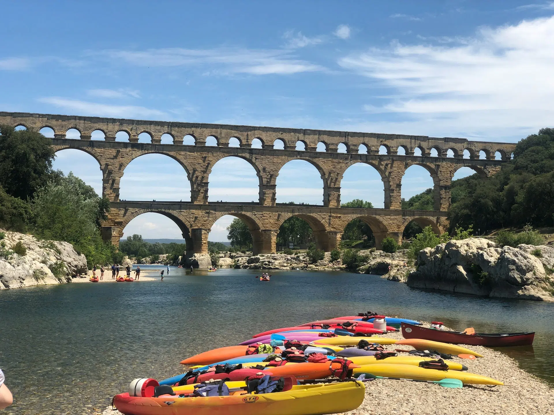 Pont du Gard yakınlarında Gardon nehrinde kano keyfi