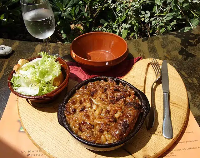 Güneybatı cassoulet: beyaz fasulye, ördek konfi ve sosis (çok doyurucu klasik)