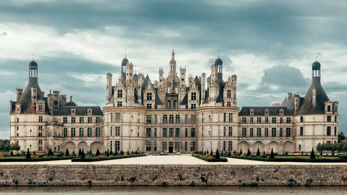 Loire Vadisi'ndeki arazisi üzerinde yükselen Chambord Şatosu
