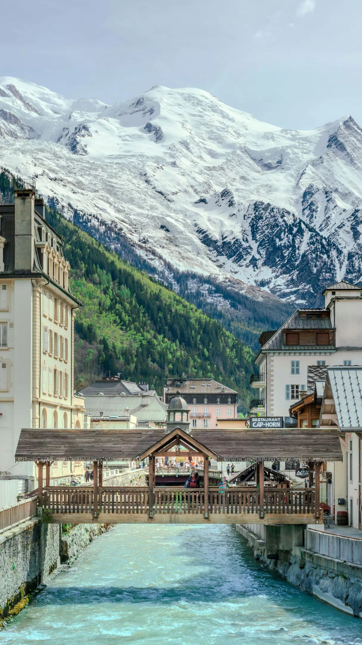 霞慕尼的河流与桥梁，背景是勃朗峰