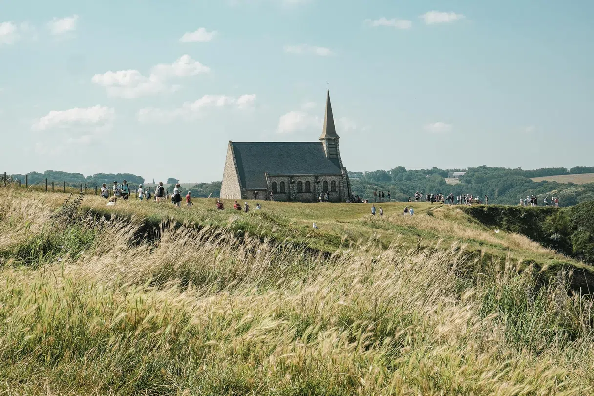 Normandiya'daki Étretat uçurumlarının üzerindeki şapel