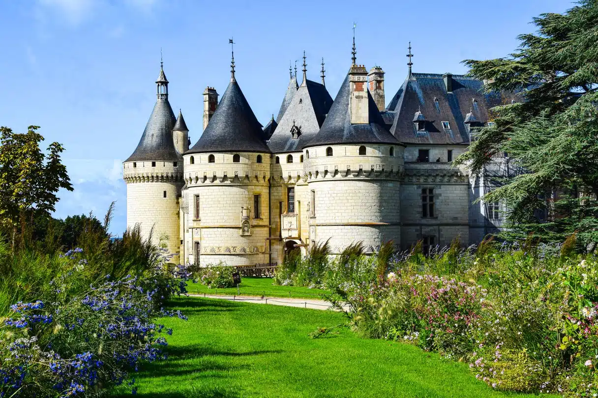 Un château de la vallée de la Loire avec son jardin à la française au premier plan