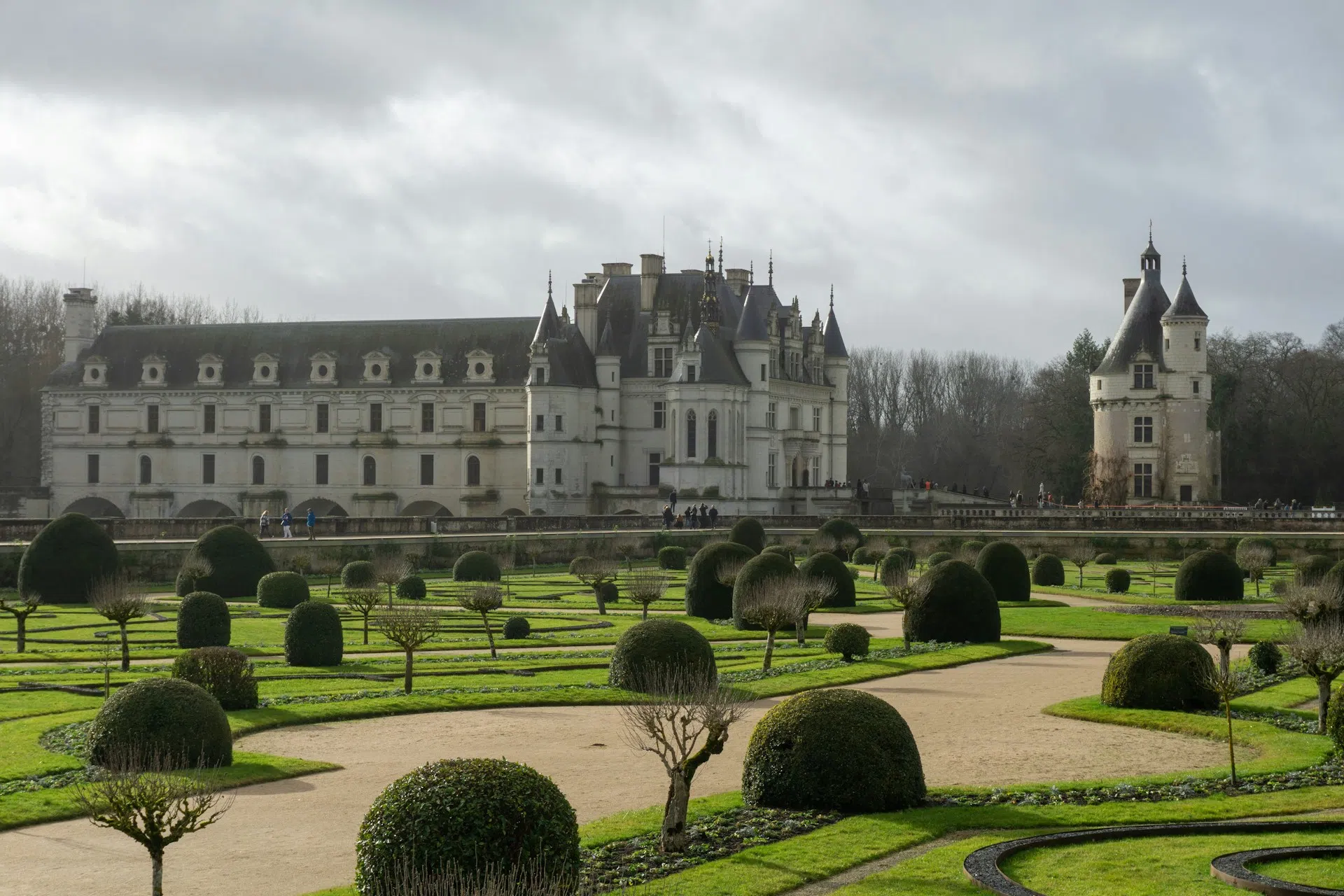 Le château de Chenonceau enjambant le Cher