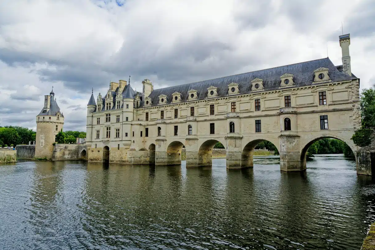 Le château de Chenonceau enjambant le Cher, dans la vallée de la Loire