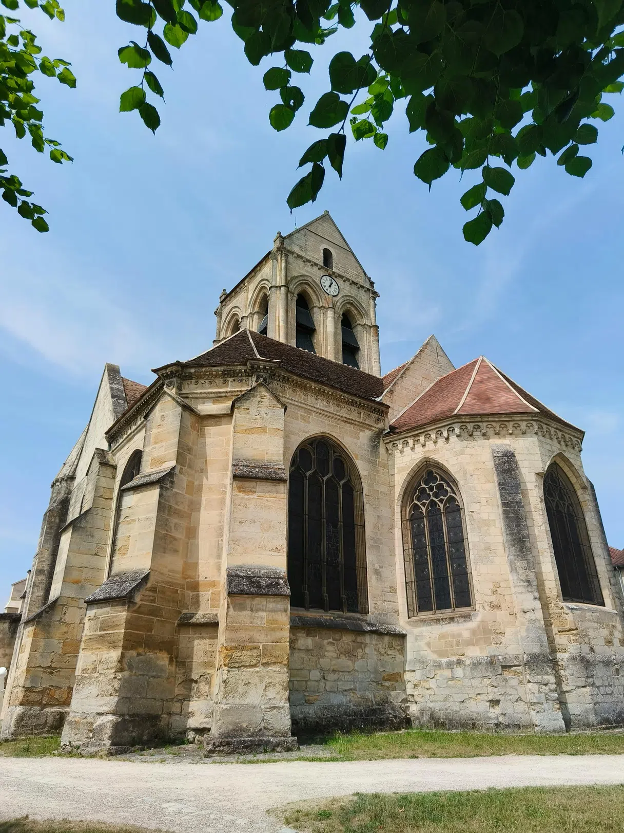 Van Gogh'un en ünlü resimlerinden birine ilham veren Auvers-sur-Oise'daki taş kilise