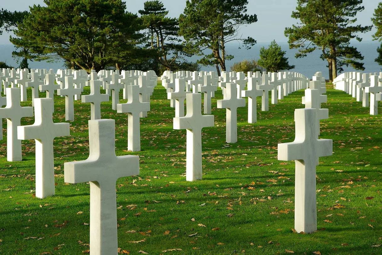 Rangées de croix blanches au cimetière américain de Normandie à Colleville-sur-Mer