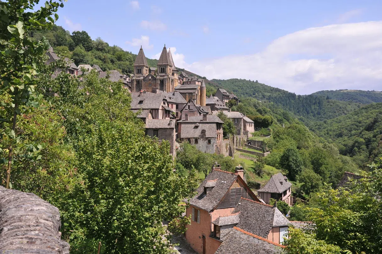 山坡上的孔克和圣福瓦修道院