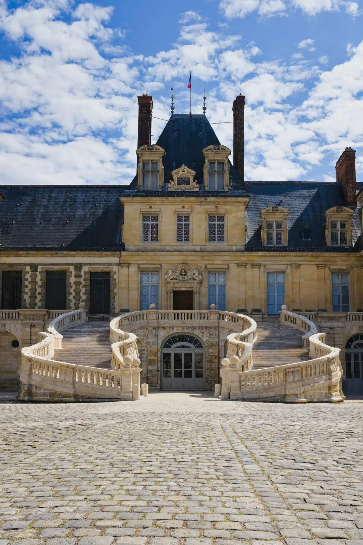 Fontainebleau Şatosu'ndaki at nalı şeklindeki merdiven