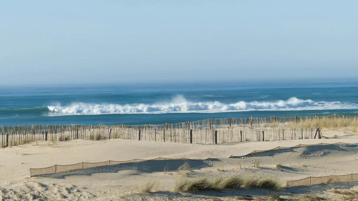 Dunes de sable et vagues de l'Atlantique sur la côte landaise