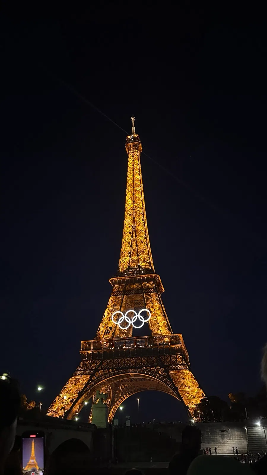 Seine Nehri'ndeki bir bateau-mouche'tan görünen ışıklandırılmış Eyfel Kulesi