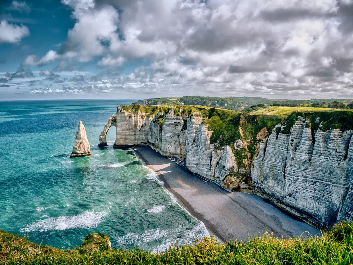 Falaises d’Étretat au-dessus de la mer, lumière claire sur la côte normande