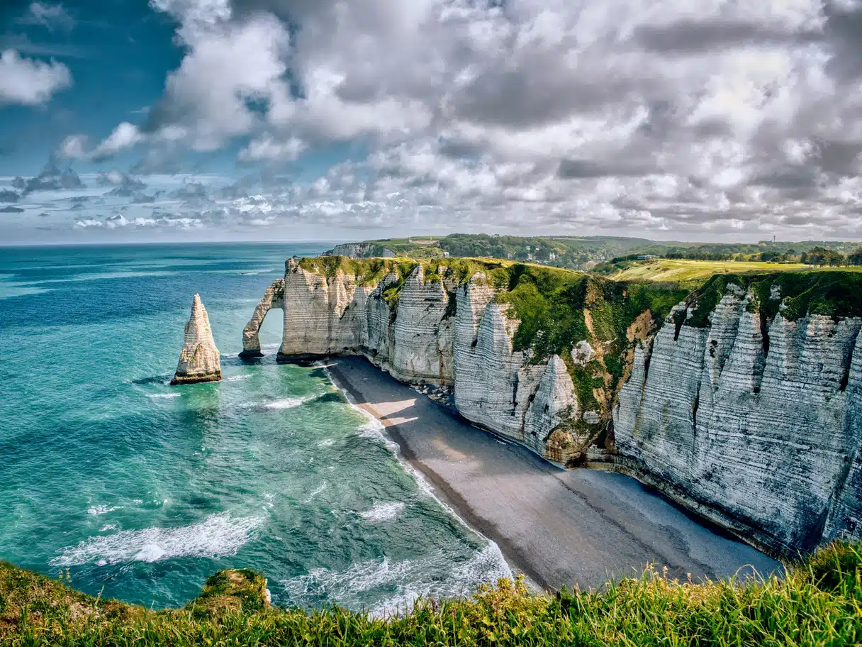 Étretat'ın kireçtaşı kayalıkları ve plajı