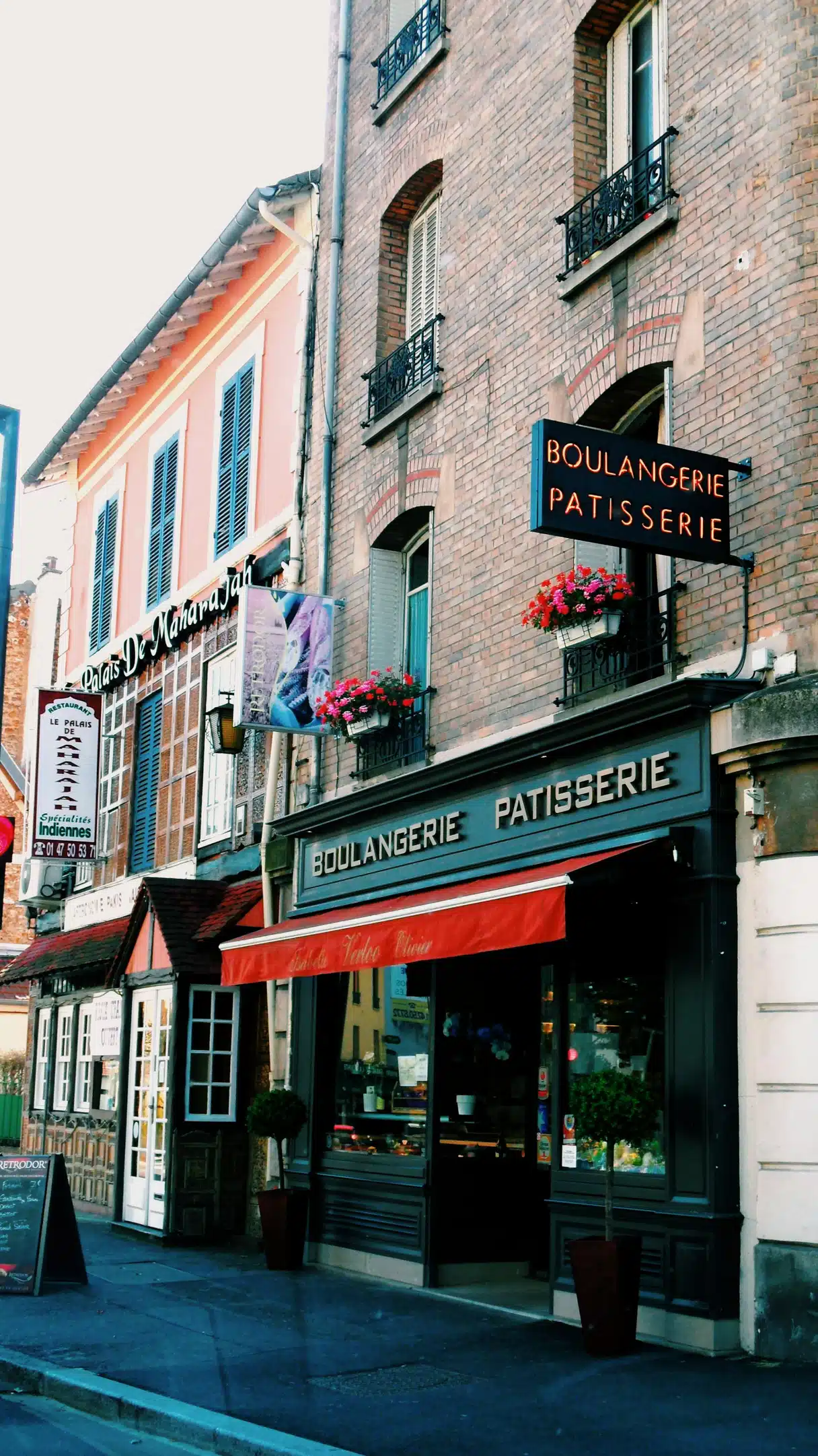Bir Fransız fırın-pastanesinin (boulangerie-pâtisserie) ön cephesi