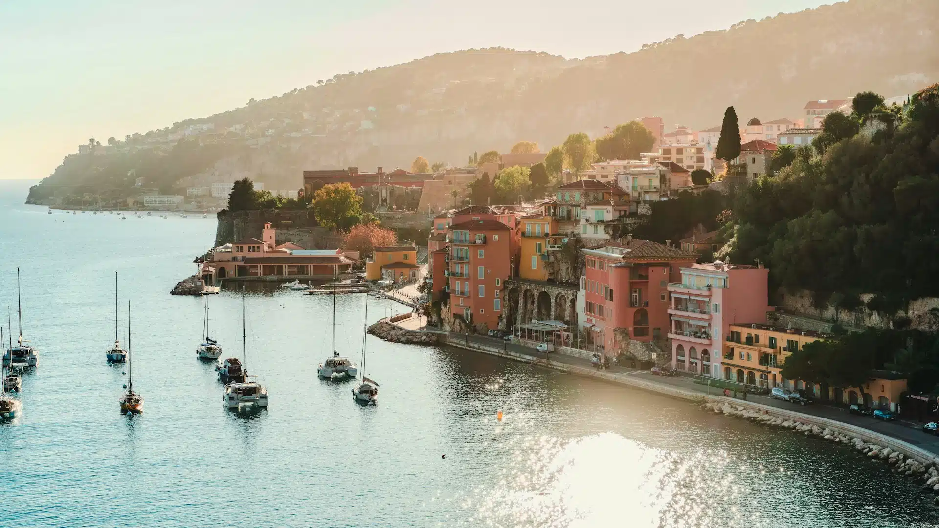Nice çıkışlı arabasız bir rota için Côte d'Azur sahil şeridinin panoramik manzarası