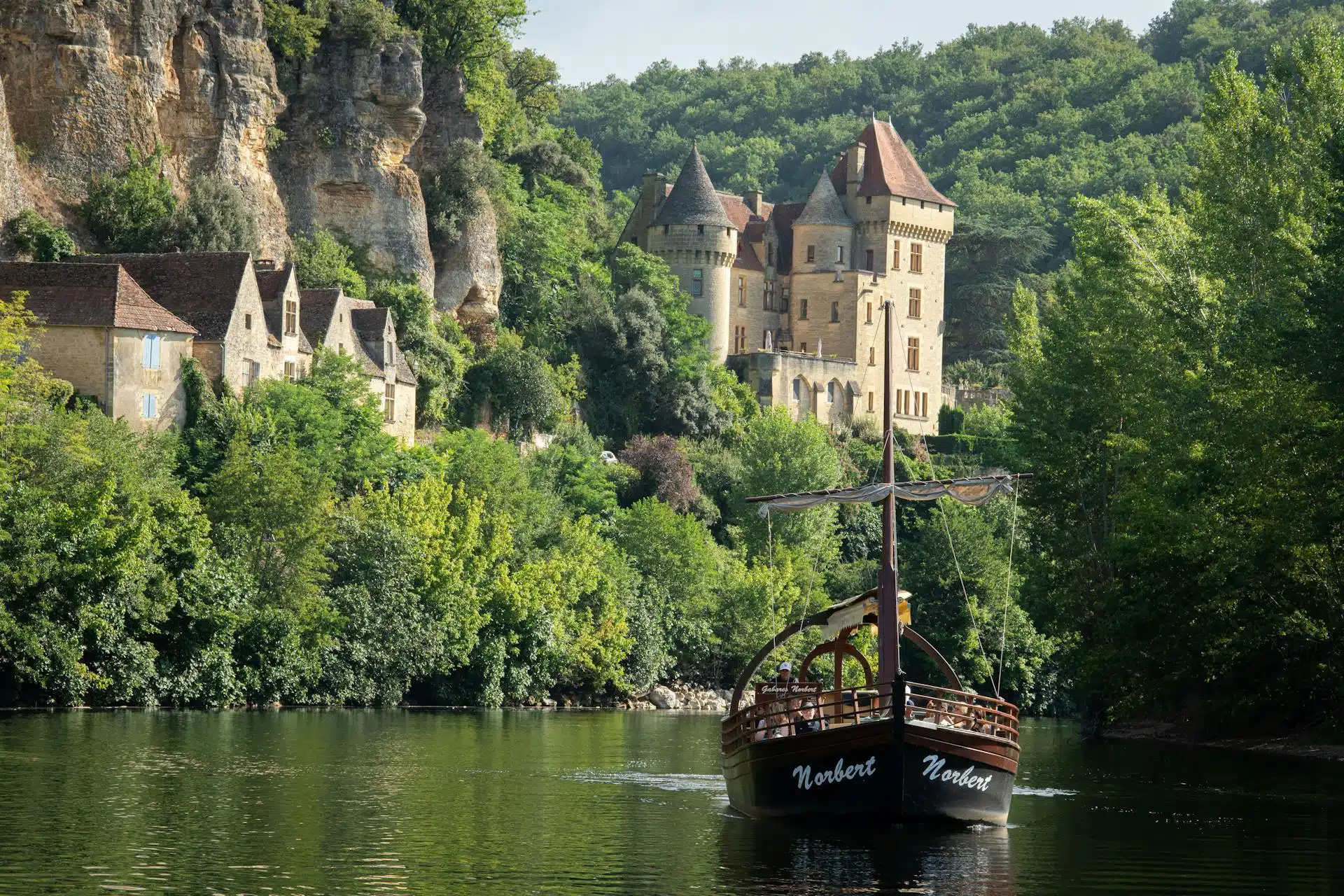 A gabarre on the Dordogne in front of Château de la Malartrie, near La Roque-Gageac