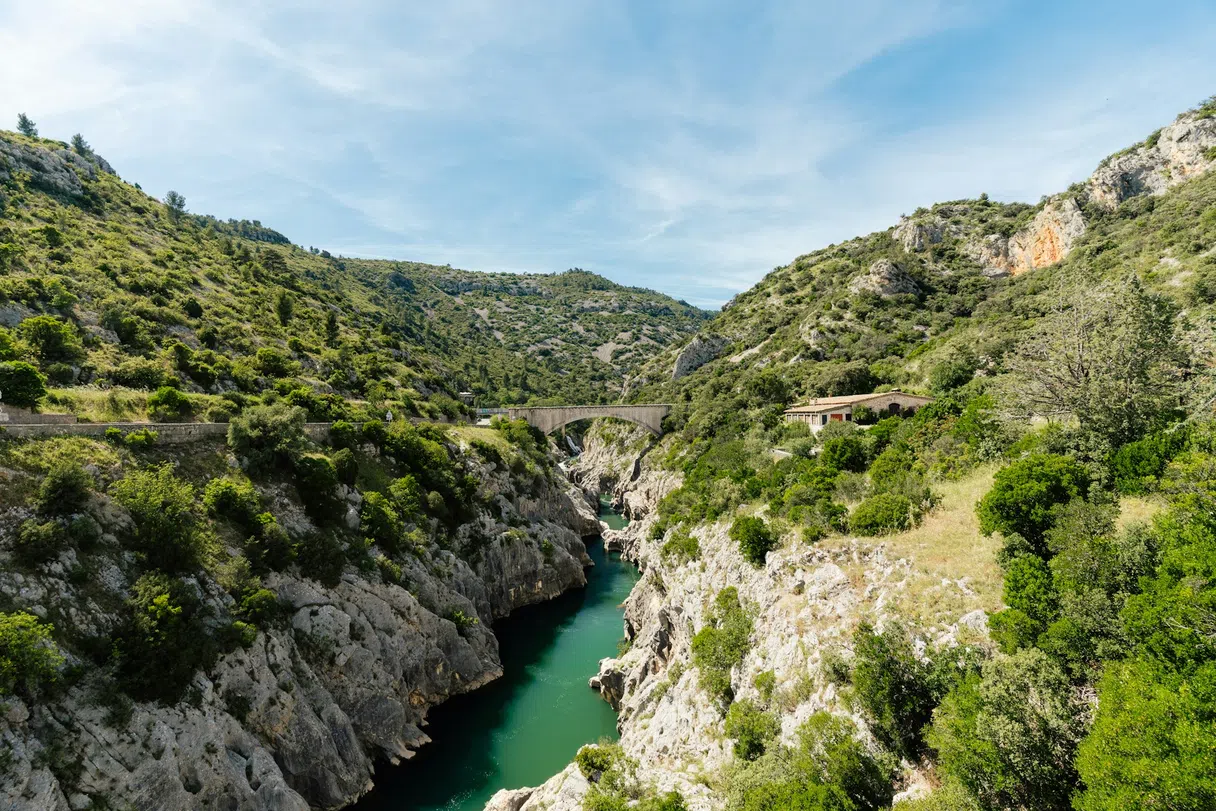 Eau turquoise sous un pont rocheux dans les Gorges de l'Hérault