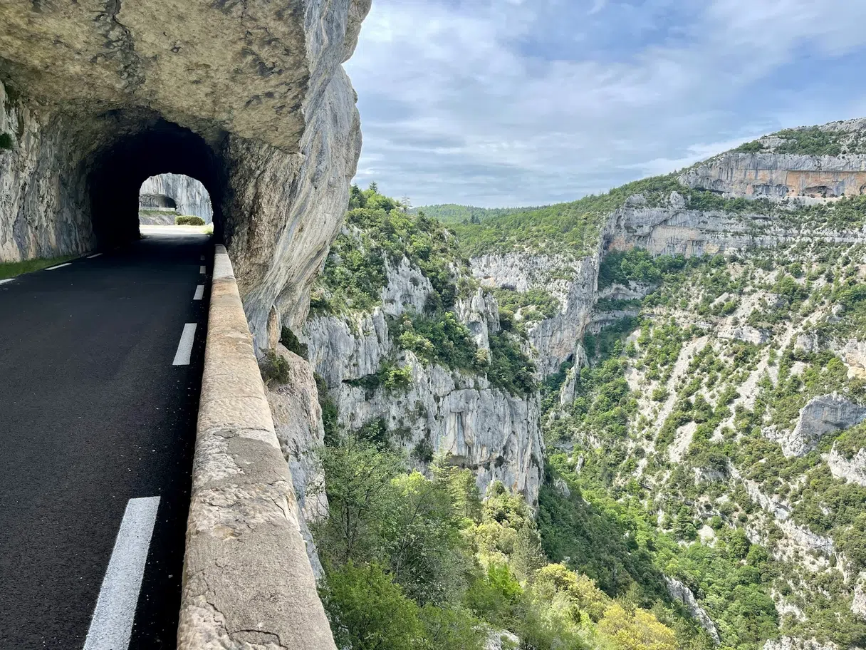 Route au bord d'une Gorge