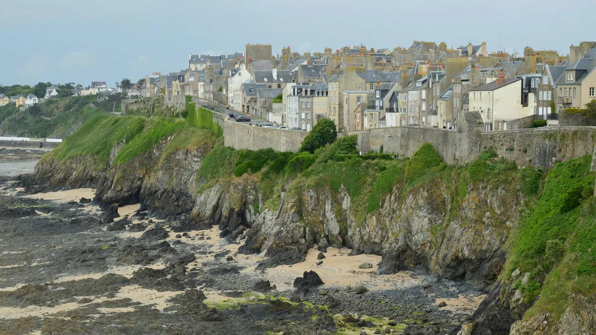 诺曼底西海岸上傲然矗立在海面之上的格朗维尔