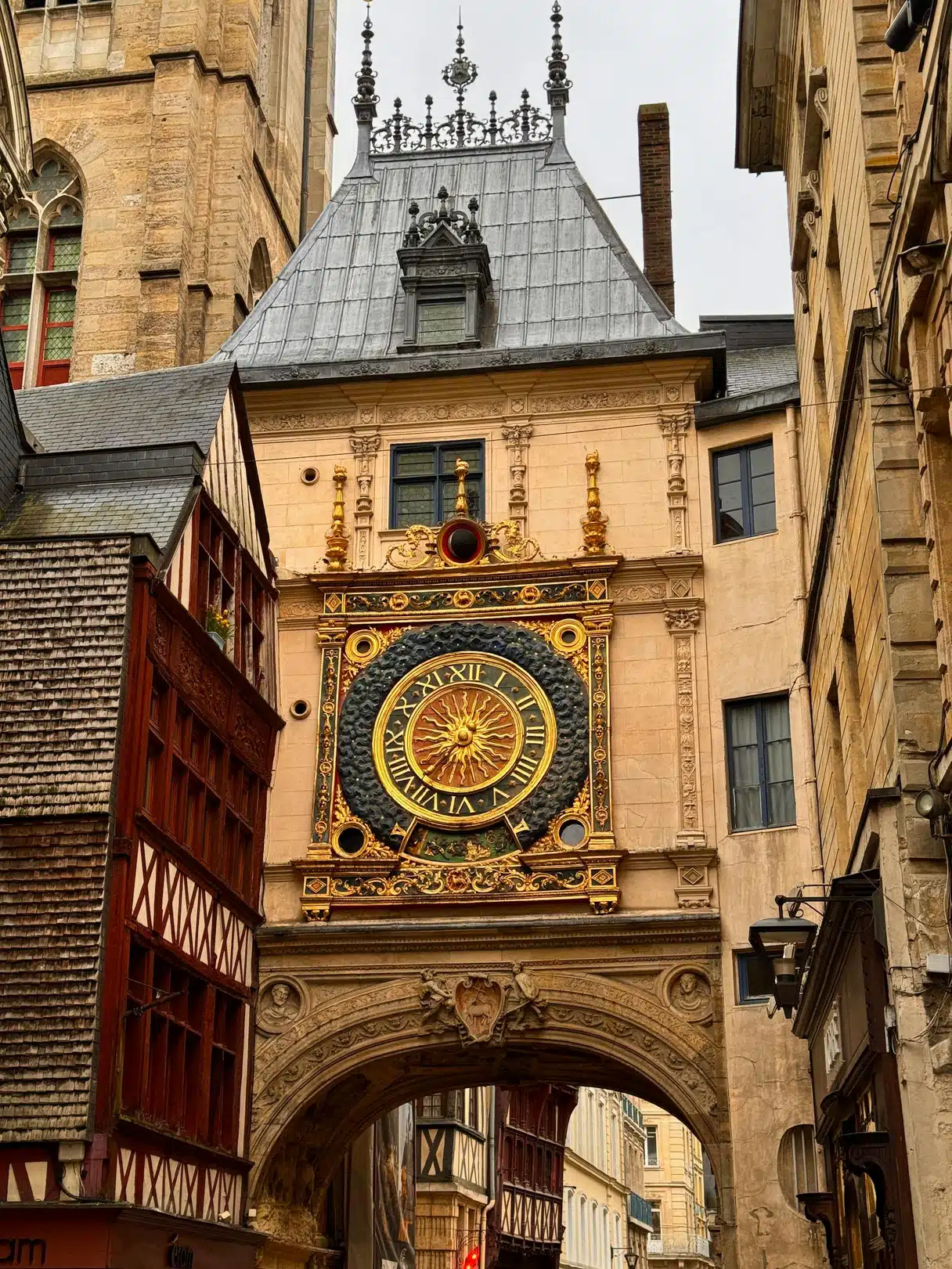 Rouen'in tarihi merkezinde bir sokağın üzerine kurulan Gros-Horloge