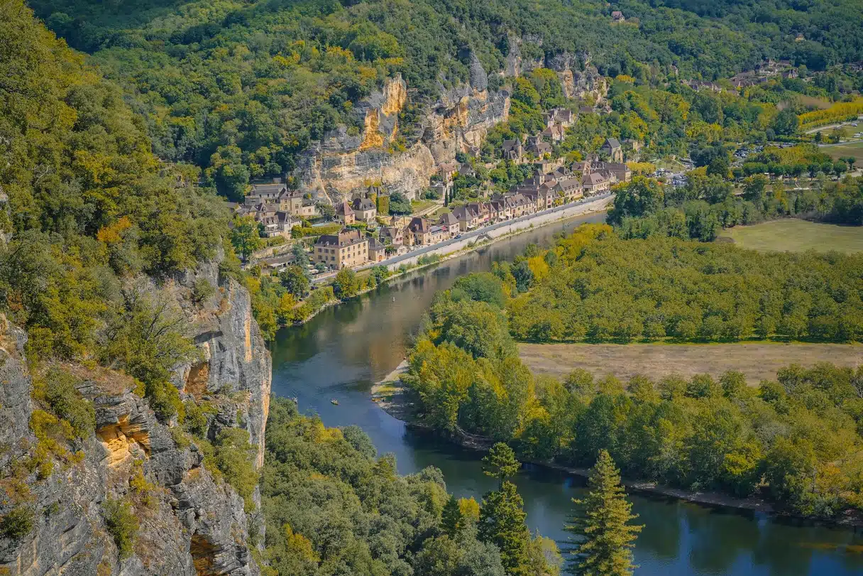 Dordogne Nehri boyunca uzanan kireçtaşı kayalıkların altındaki La Roque-Gageac köyü