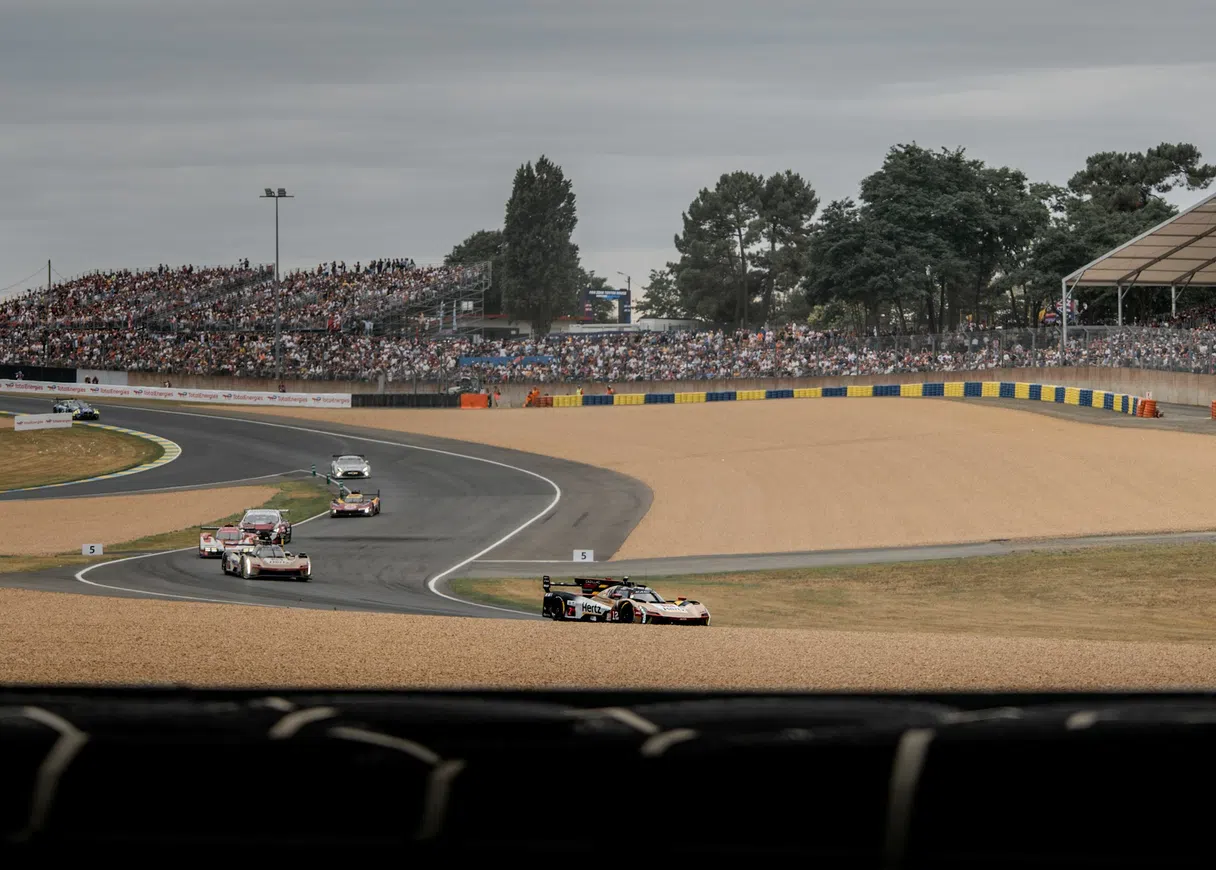 Dolu tribünler önünde Le Mans pistinde bir dayanıklılık yarış aracı