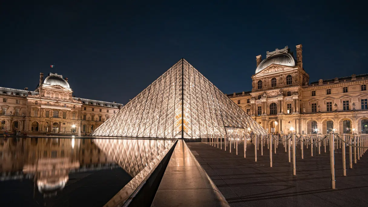 Pyramide du Louvre, la nuit