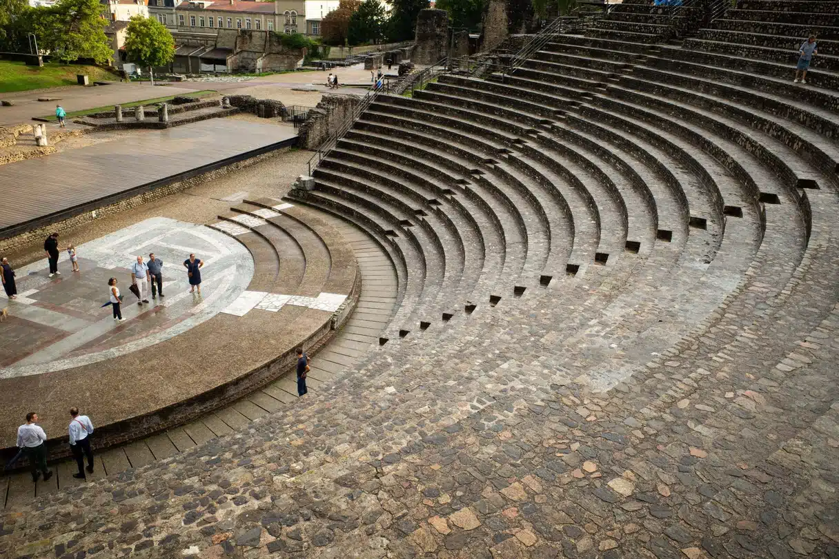 Lyon’daki Fourvière Tepesi’nin Roma odeonunda çok renkli mermer zeminde yürüyen ziyaretçiler