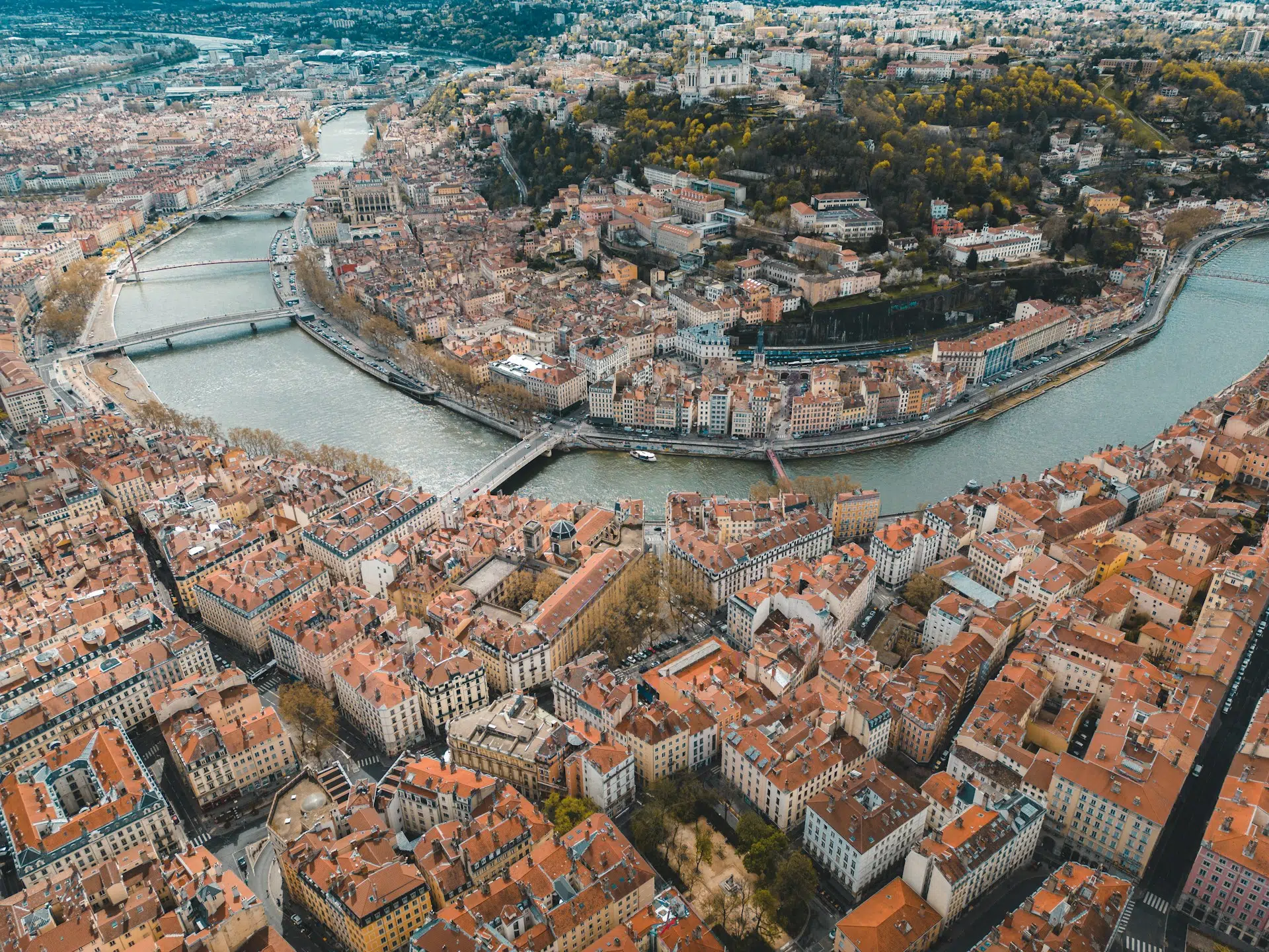 Vue aérienne du Vieux Lyon, de la Saône et de la colline de Fourvière à Lyon