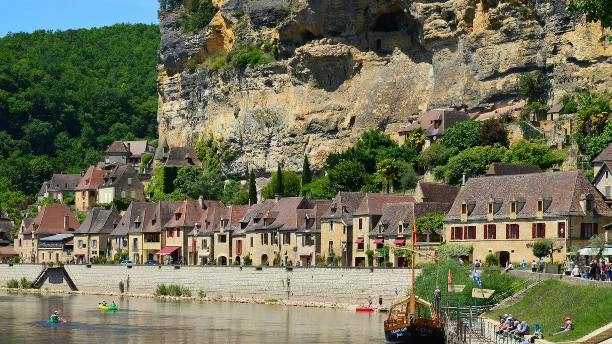 Les maisons en pierre de La Roque-Gageac au bord de la Dordogne