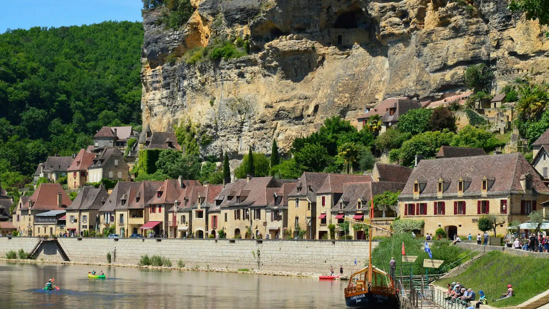 The houses of La Roque-Gageac below the cliff, on the bank of the Dordogne