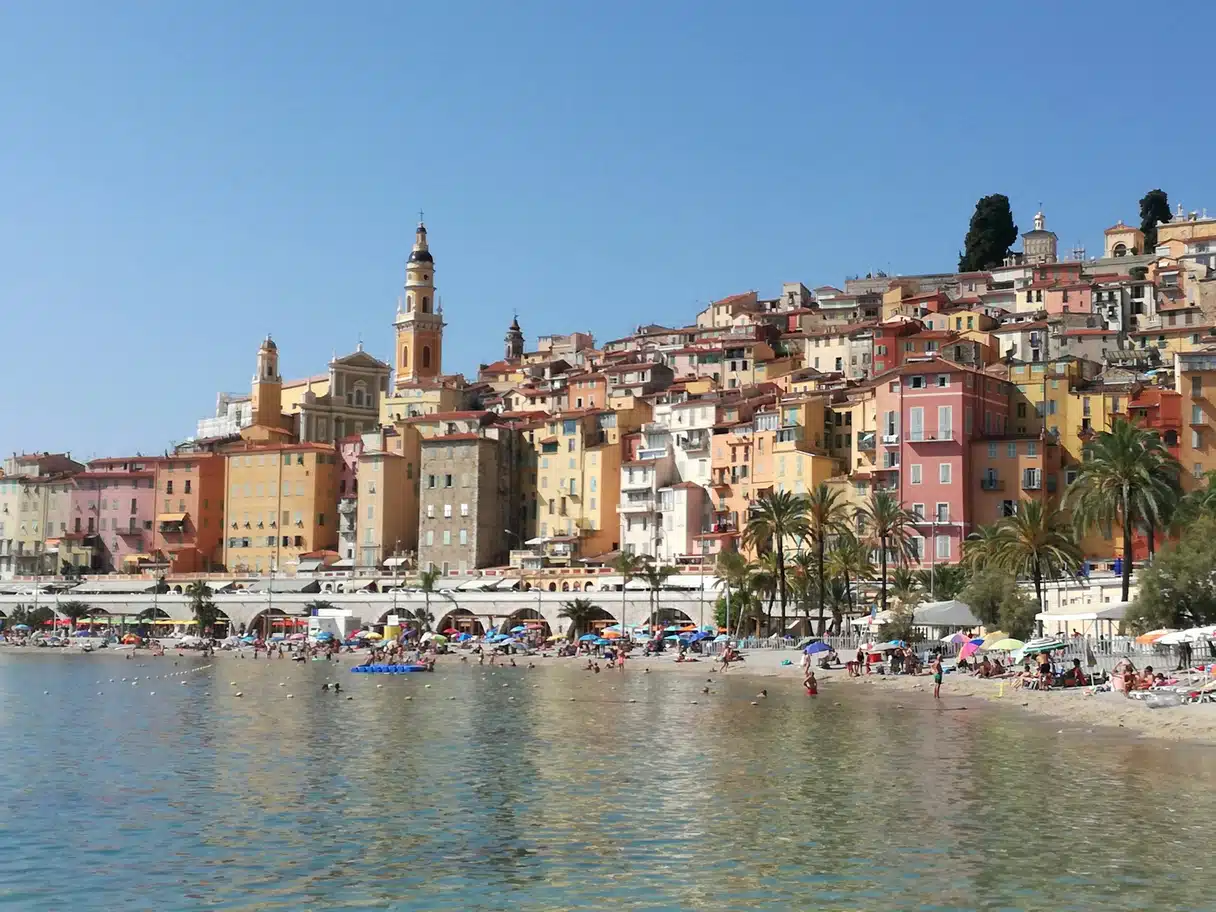Côte d'Azur sahil şeridinin panoramik manzarası