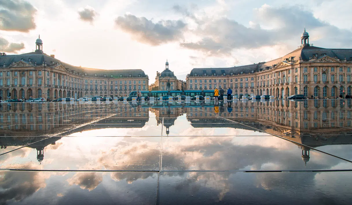Le Miroir d'Eau reflétant les bâtiments le long de la Garonne à Bordeaux