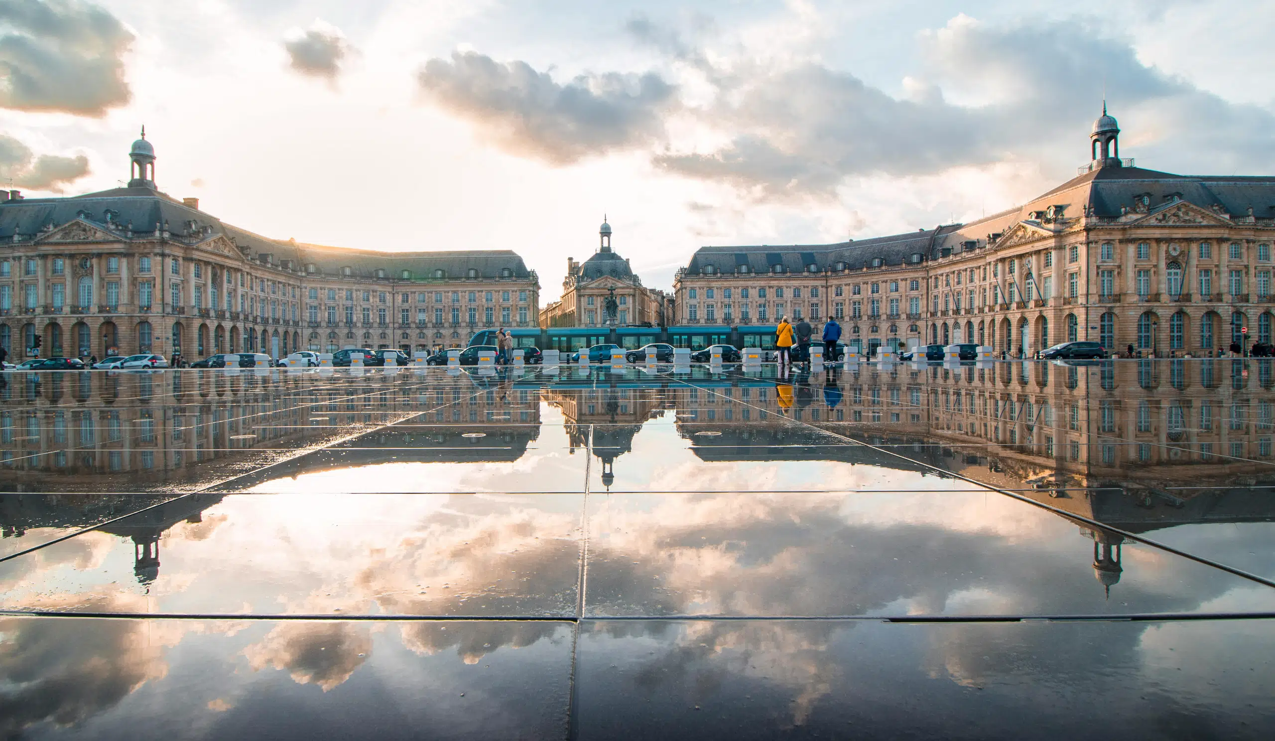 Le Miroir d’eau et la Place de la Bourse à Bordeaux, parfaits pour un itinéraire d’une journée depuis Paris