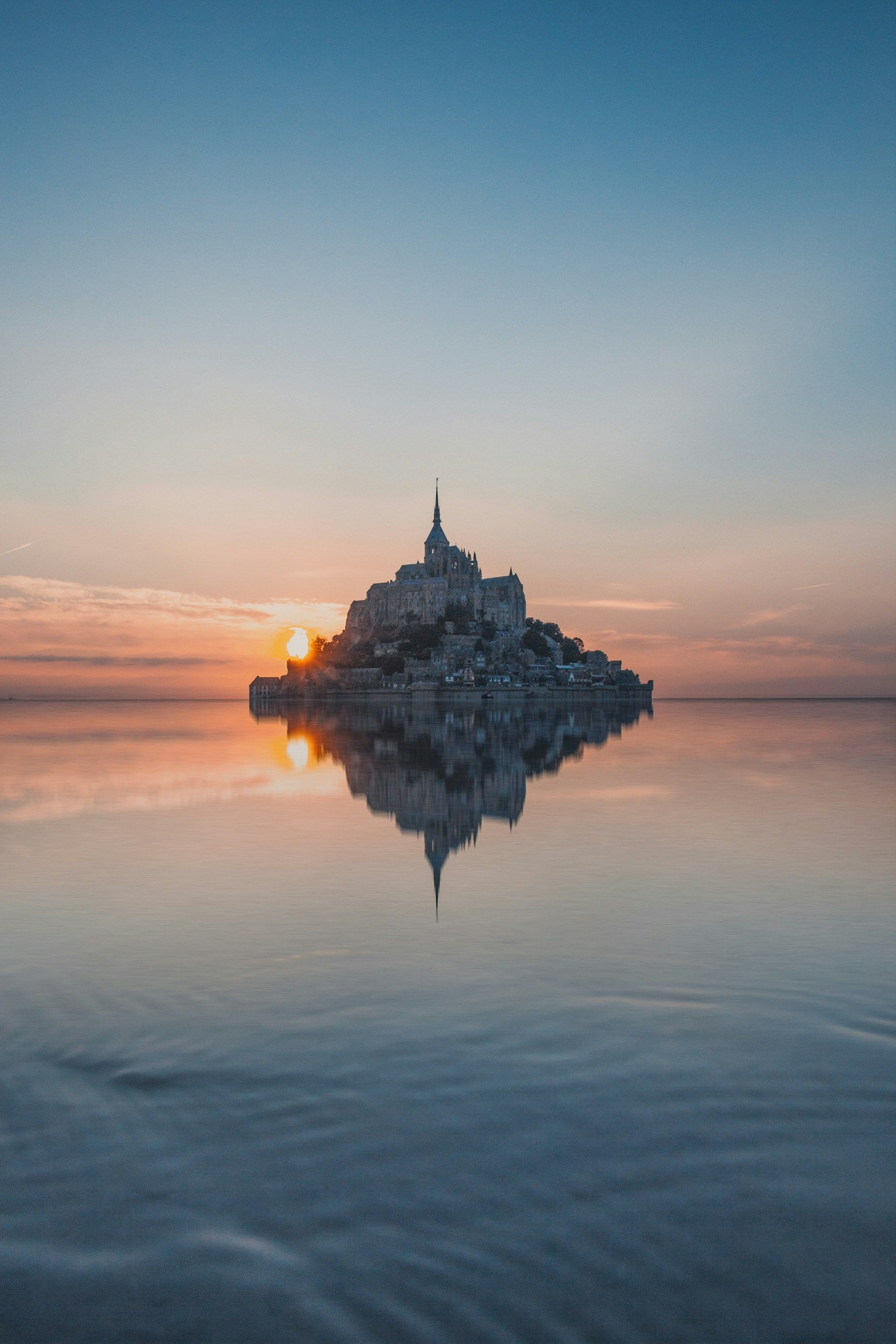 Coucher de soleil au Mont-Saint-Michel avec reflets sur l'eau