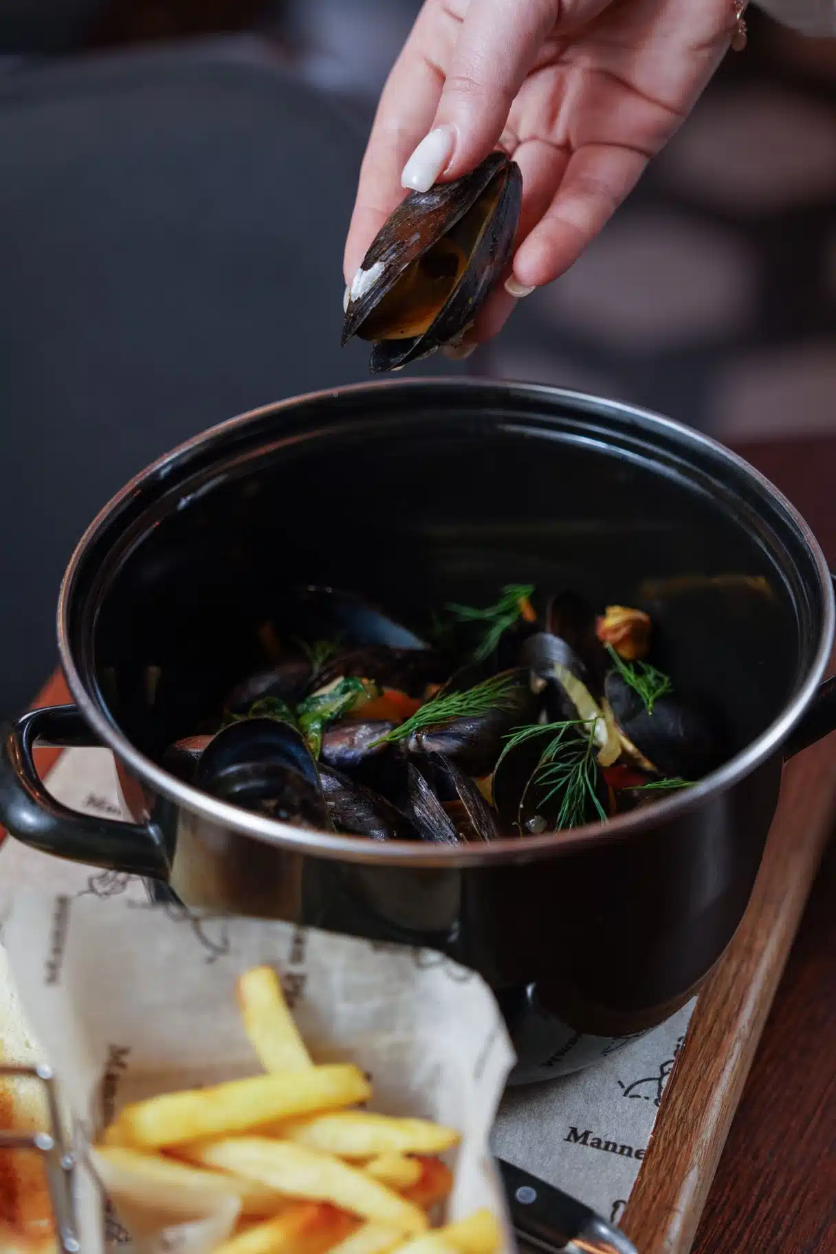 Une casserole de moules-frites, moules servies avec des frites