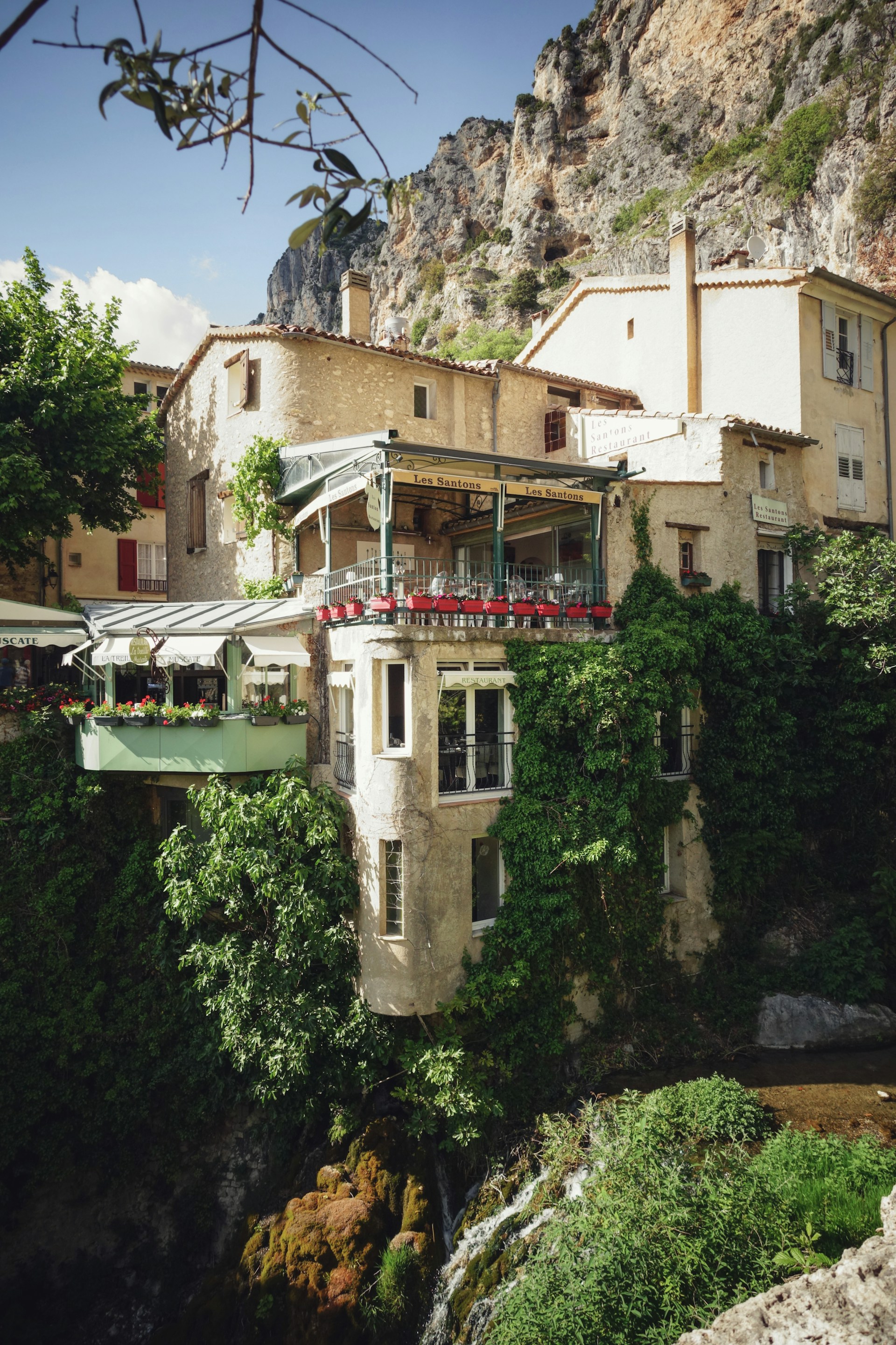 Façade du village de Moustiers-Sainte-Marie