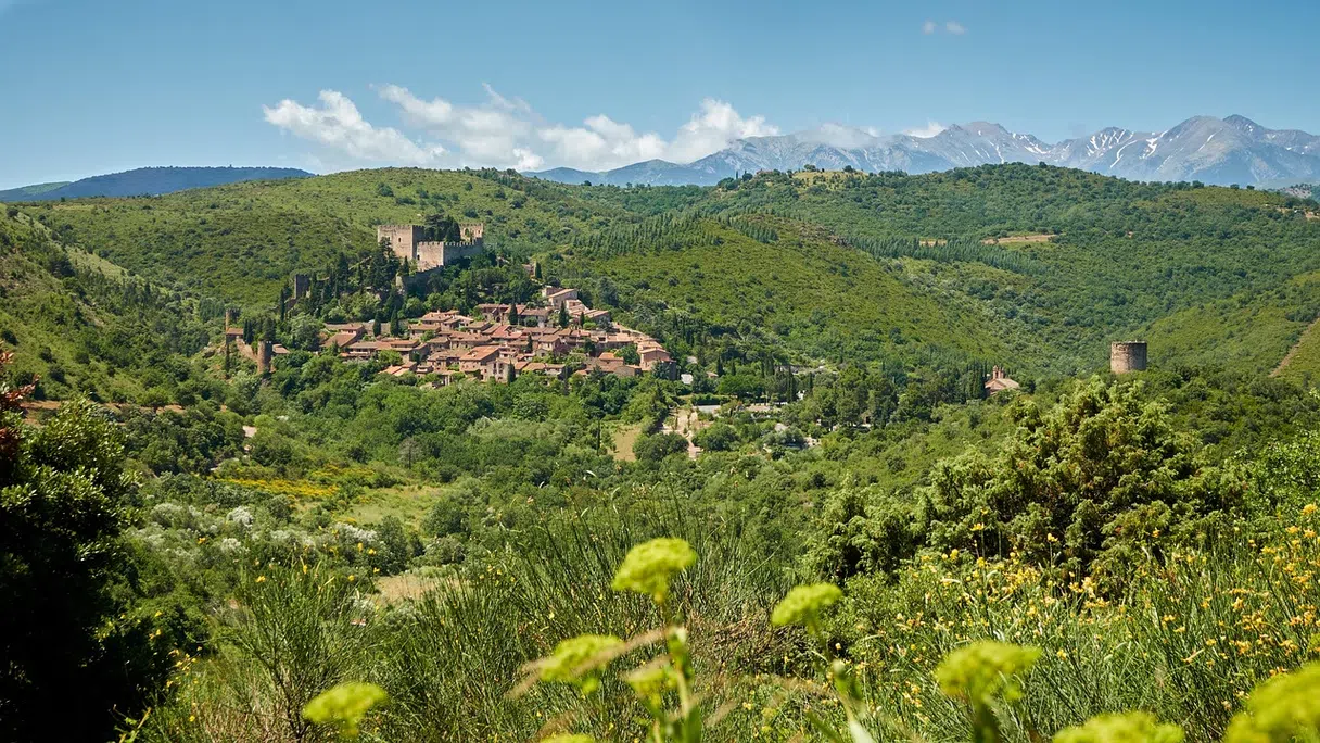 Le village de Castelnou avec le Canigou en arrière-plan