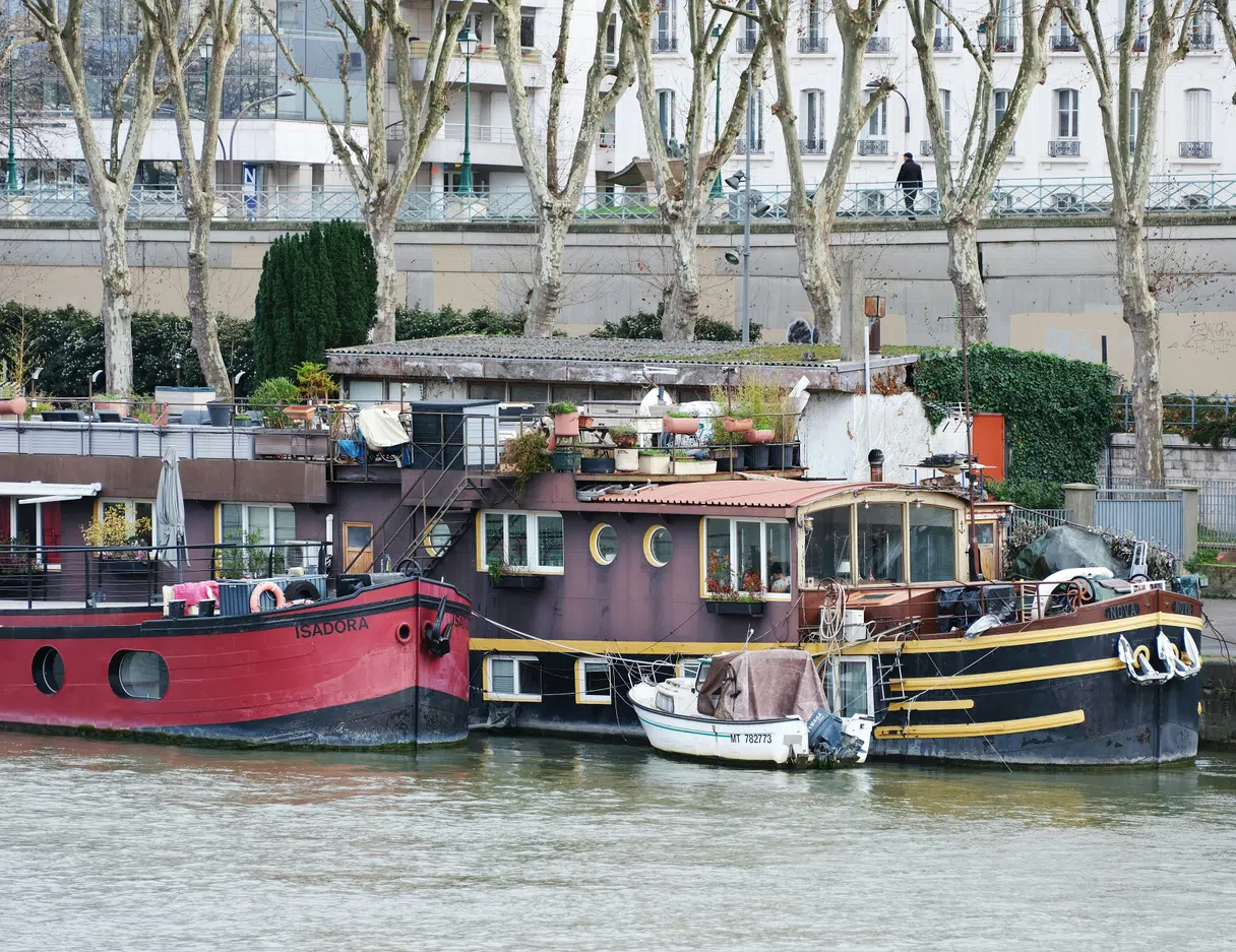 Péniche amarrée sur la Seine à Paris