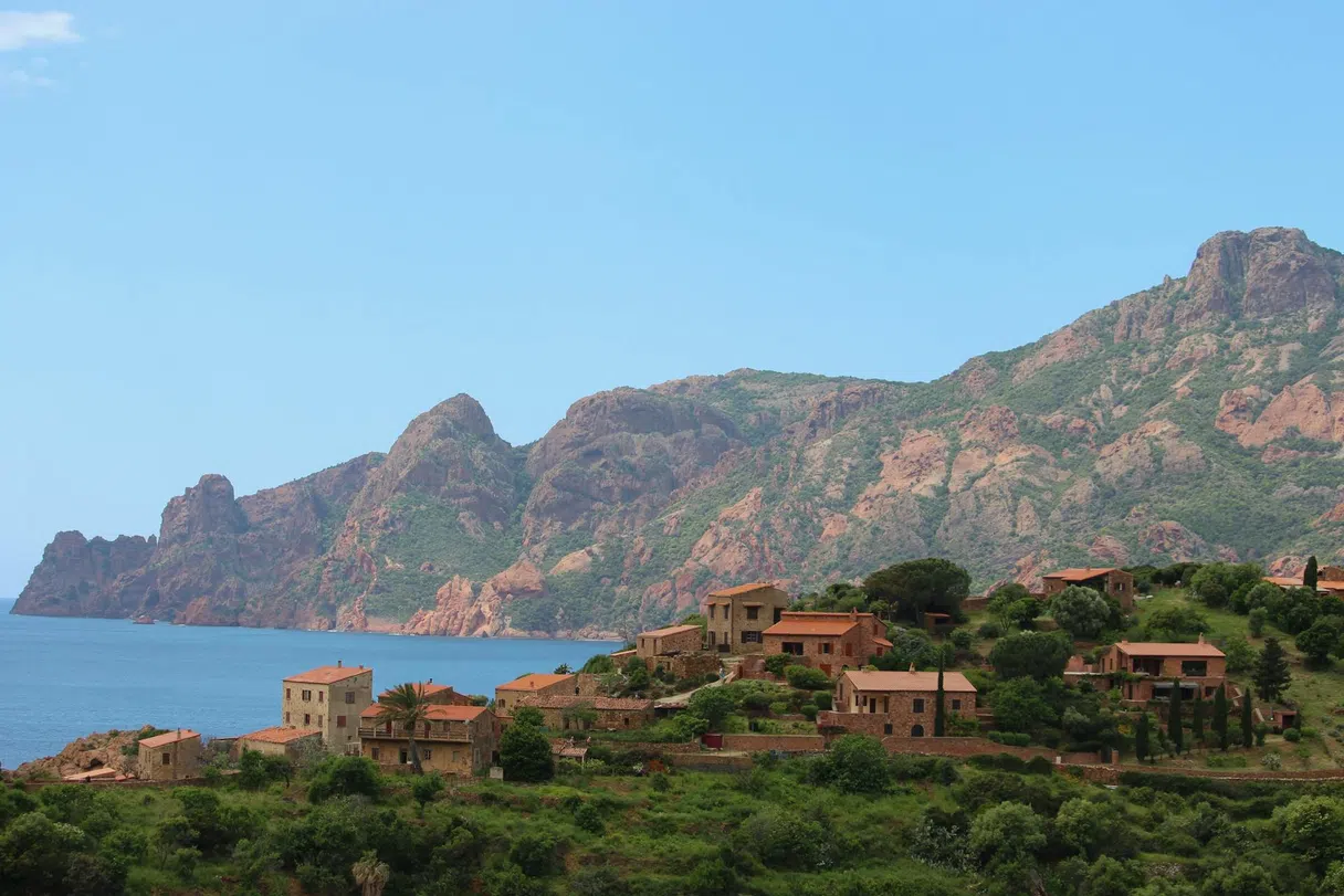 皮亚纳及其背后的科西嘉红色悬崖与大海